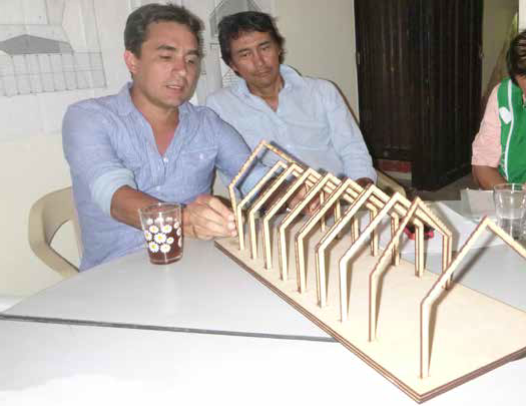 Arq. Iván David Gutiérrez revisando planos técnicos